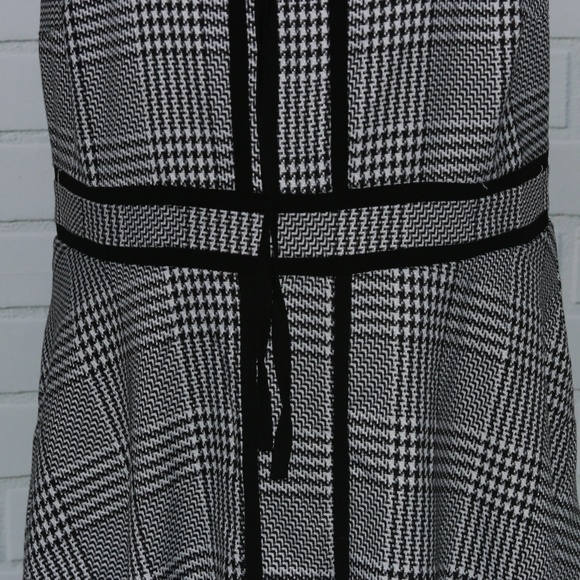 Elegant Black and White Midi Dress - Picture 3 of 8